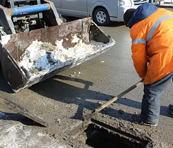 Дорожная служба Барнаула усилила работы по расчистке ливневой канализации
