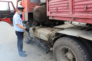 Сотрудники ГИБДД Барнаула контролируют дымность выхлопных газов автотранспорта