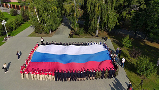 В Нагорном парке развернули огромный триколор 