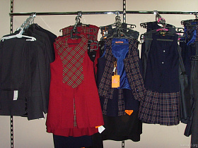 В Барнауле начала работу ярмарка школьной одежды 