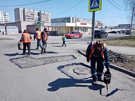 В Барнауле продолжается ремонт гарантийных дорог 