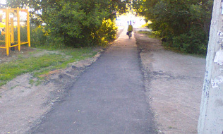 Асфальтированный пешеходный тротуар сделали на улице Новосибирской в пригороде Барнаула