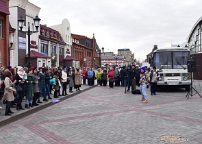 В День борьбы с инсультом на улице Мало-Тобольской в Барнауле работал мобильный центр здоровья