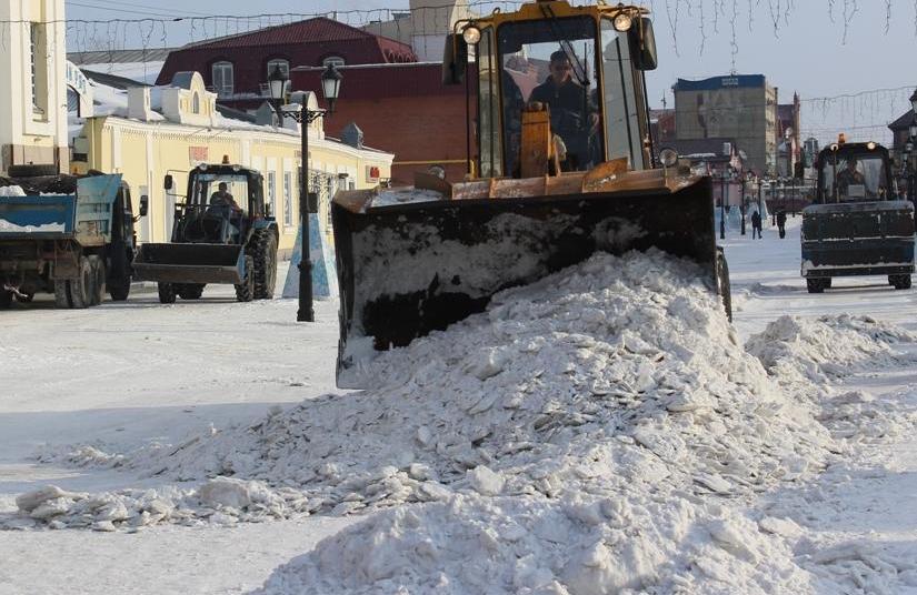Снегоуборочная техника на дорогах Барнаула 27 февраля