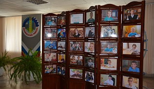 В Барнауле работает краевая передвижная фотовыставка «Я ищу маму!»