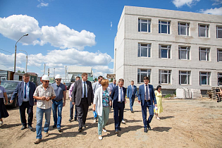 В селе Власиха продолжается строительство пристройки к школе №98 