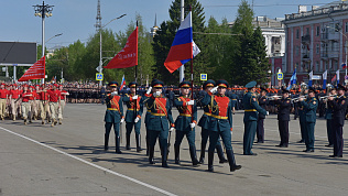 В честь Дня Победы прошло торжественное шествие войск Барнаульского гарнизона