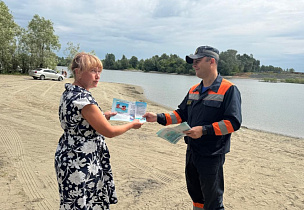  В Барнауле напомнили о правилах безопасности отдыхающим у воды и рыбакам 