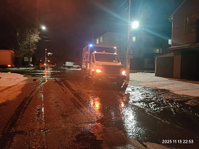 Специалисты "Росводоканал Барнаул" устраняют аварию на водопроводе в переулке Малый Прудской 