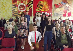 Барнаульские волонтеры провели праздничный концерт в доме-интернате для ветеранов