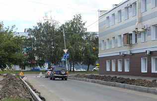 На улице Эмилии Алексеевой устанавливают бордюрный камень