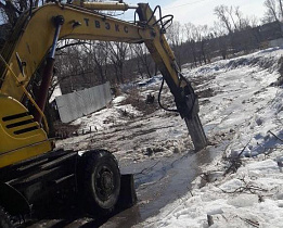 В селе Власиха и микрорайоне Новосиликатный Барнаула для откачки талой воды круглосуточно дежурят аварийные бригады