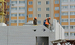 Сергей Дугин поздравляет барнаульских строителей с профессиональным праздником