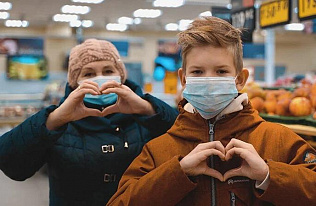 В рамках благотворительной акции торговой сети в Барнауле для ковидных госпиталей собрали 6,5 млн рублей