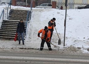 Дворники дорожной службы Барнаула вручную расчищают остановки и подходы к пешеходным переходам