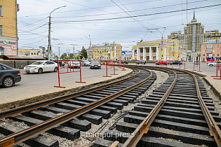 Сотрудники службы пути «Горэлектротранса» сегодня приступили к монтажу рельсошпальной решетки на площади Октября