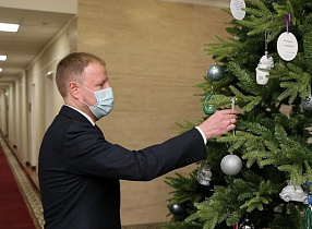 Губернатор Алтайского края Виктор Томенко принял участие во Всероссийской акции «Елка желаний»