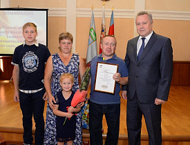 В Барнауле чествовали победителей городского этапа краевой эстафеты «Согрей теплом родительского сердца»