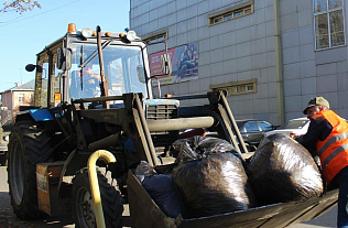 64 машины мусора и более 75 тонн придорожного смета вывезли дорожники на полигон в субботник