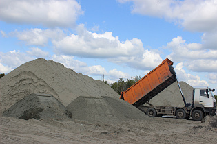 В Барнауле начали заготовку песчано-соляной смеси для предстоящей зимы
