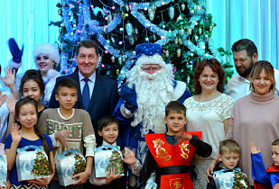 В Барнауле впервые прошла Городская елка для детей из многодетных семей