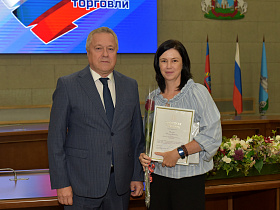 Накануне профессионального праздника в Барнауле наградили лучших работников торговли