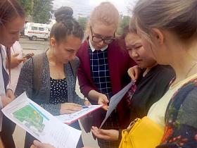 В Барнауле будущие медики стали участниками квест-экскурсии в аптекарском саду 