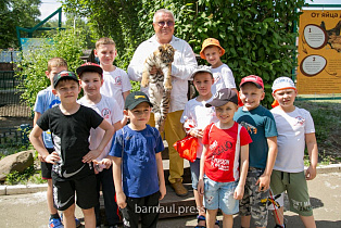 Юные хоккеисты из Донецка познакомились с обитателями Барнаульского зоопарка