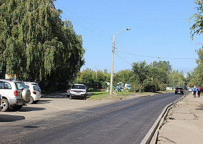 Дорожники асфальтируют участок дороги на улице Гущина