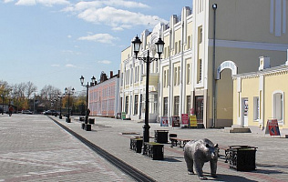 Барнаульские энергетики монтируют оборудование для электроснабжения пешеходной улицы Мало-Тобольской