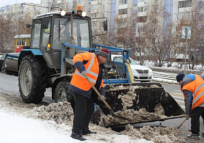 66 единиц снегоуборочной техники работают на дорогах Барнаула 8 ноября 