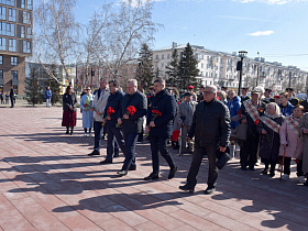В Международный день освобождения узников фашистских концлагерей в Барнауле возложили цветы к Мемориалу Славы 