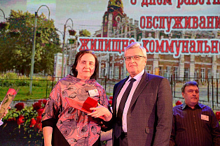 Работников сферы ЖКХ и бытового обслуживания населения чествовали в Барнауле