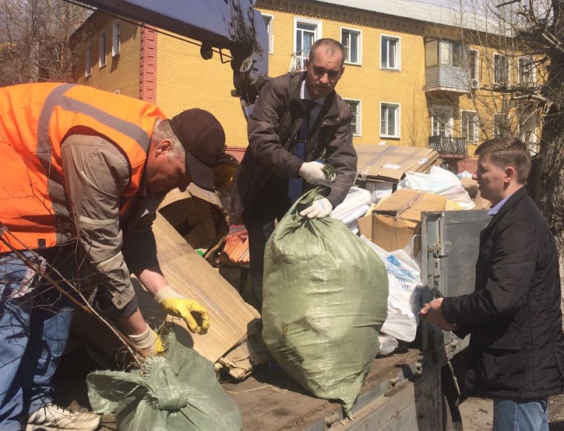 Полтонны макулатуры сдали барнаульцы в обмен на саженцы деревьев