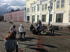 На улице Мало-Тобольской юные художники провели урок на открытом воздухе