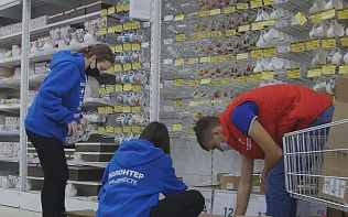 В Барнауле волонтеры помогают освободить помещение по проспекту Ленина, 154 для ковидного госпиталя