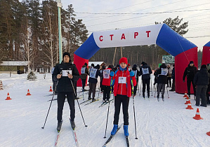 В Барнауле проходят соревнования по лыжным гонкам в рамках Военно-спортивных игр, посвященных 80-й годовщине Победы в Великой Отечественной войне