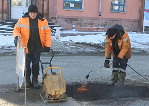 Дорожники начали текущий ремонт дорог в Барнауле с использованием холодного асфальта