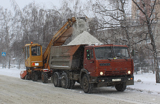 Днем на улицы Барнаула выйдет 100 единиц снегоуборочной техники