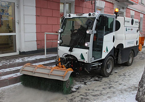 Барнаульские дорожники рассказали о первом выходе снегоуборочной техники в новом сезоне