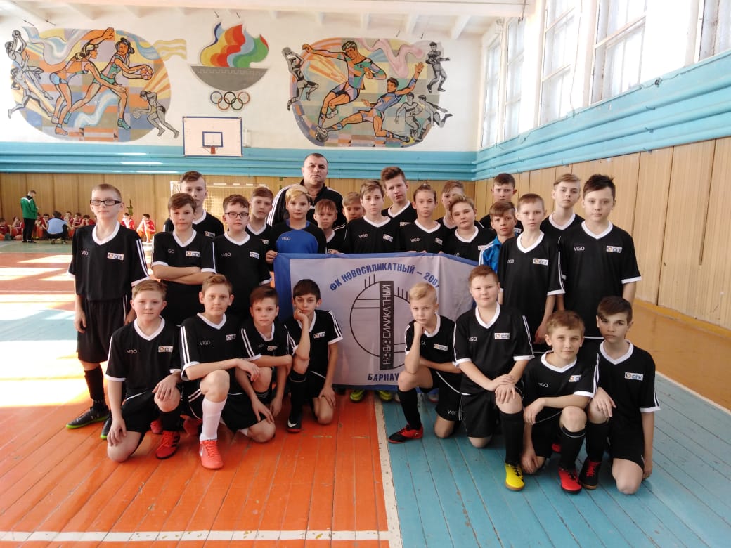 По инициативе депутата АКЗС Дмитрия Аганова футбольный клуб «Новосиликатный» получил комплект футбольной формы