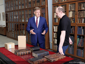 Полпред Президента в Сибирском федеральном округе Анатолий Серышев посетил библиотеку Сибирского отделения Российской академии наук и обсудил с руководителем книгохранилища перспективы ее развития