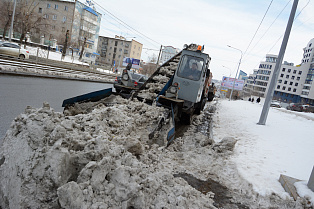 В Барнауле продолжают массовую уборку снега