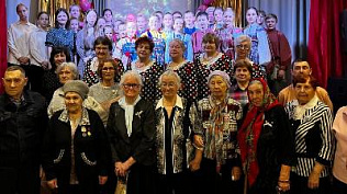 Учащиеся детской школы искусств «Традиция» поздравили ветеранов с 80-летней годовщиной Победы в Великой Отечественной войне