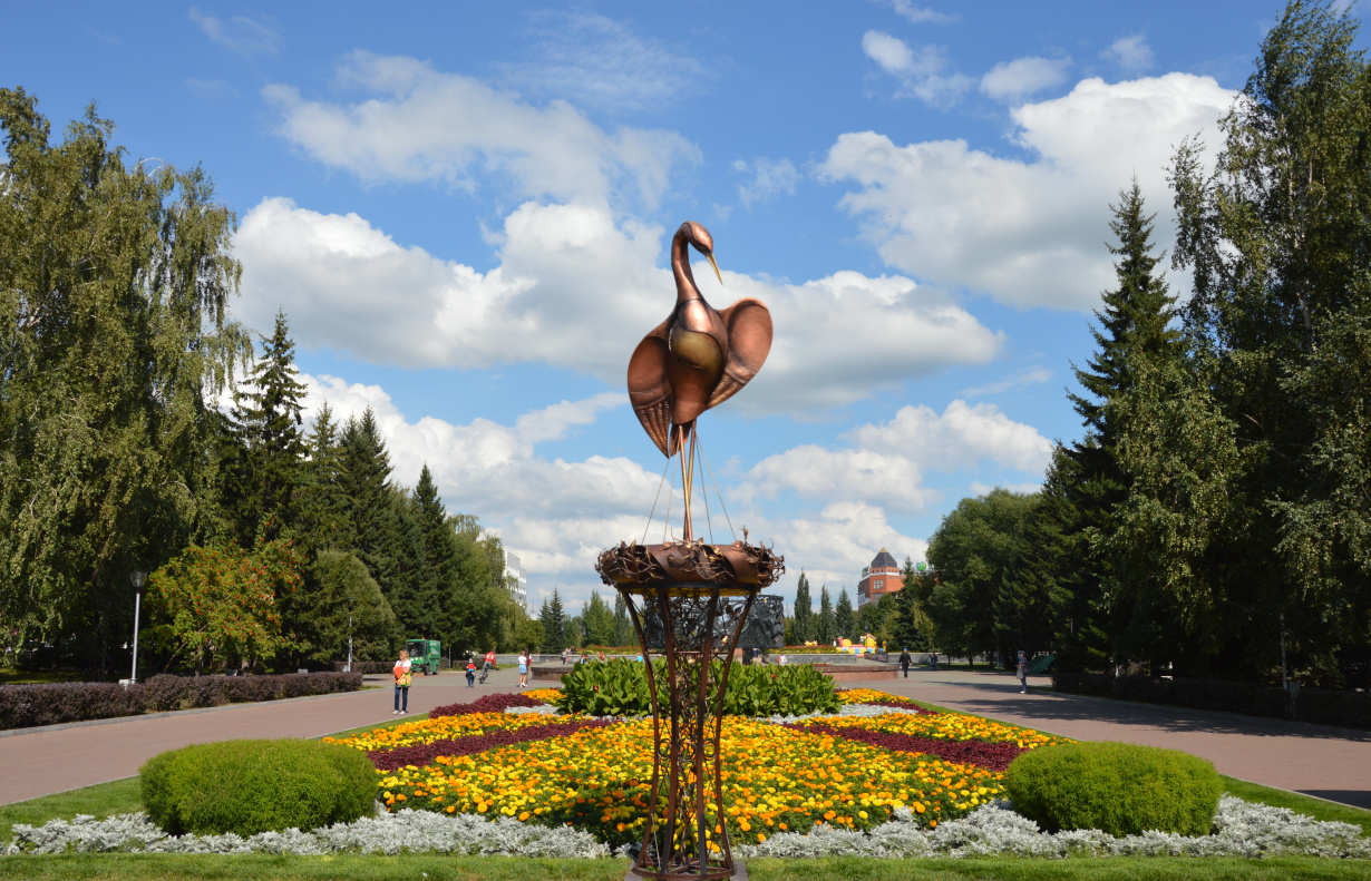 На площади Ветеранов установили двухметрового аиста