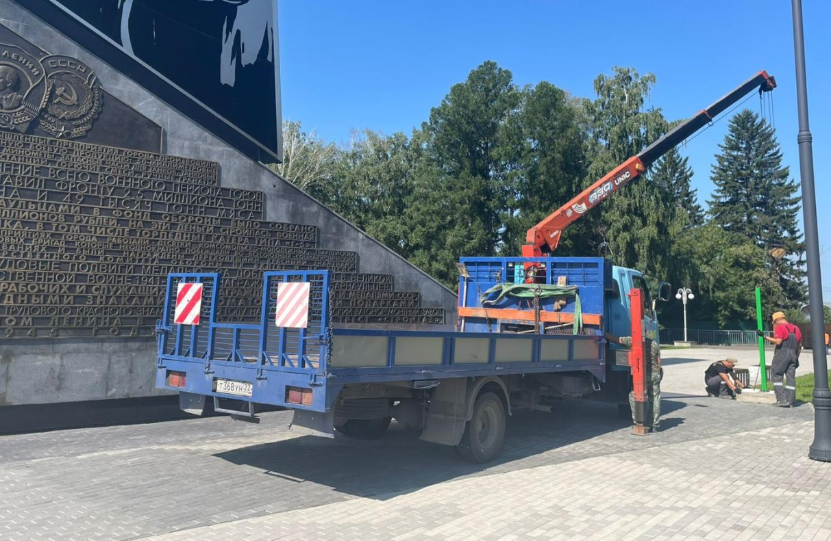 В Барнауле запланированы работы по текущему обслуживанию стелы «Город трудовой доблести»