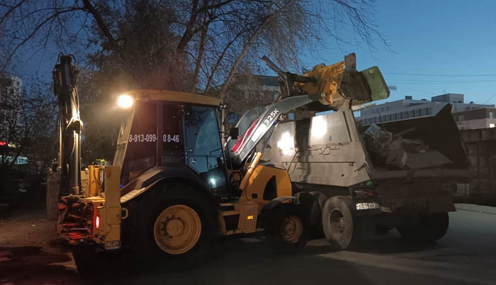 В Ленинском районе в рамках месячника осенней санитарной очистки провели экологическую акцию на месте стихийного рынка по улице Попова (малая)