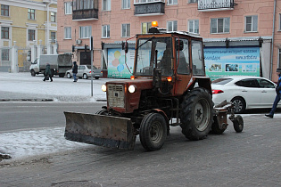 Дорожники очищают тротуары Барнаула в ночную смену 