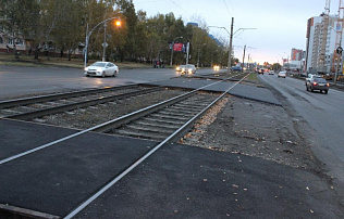 В Барнауле строят переезд через трамвайные пути на пересечении улиц Антона Петрова и Островского