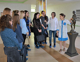 Барнаульским студентам провели экскурсию в перинатальный центр «ДАР»